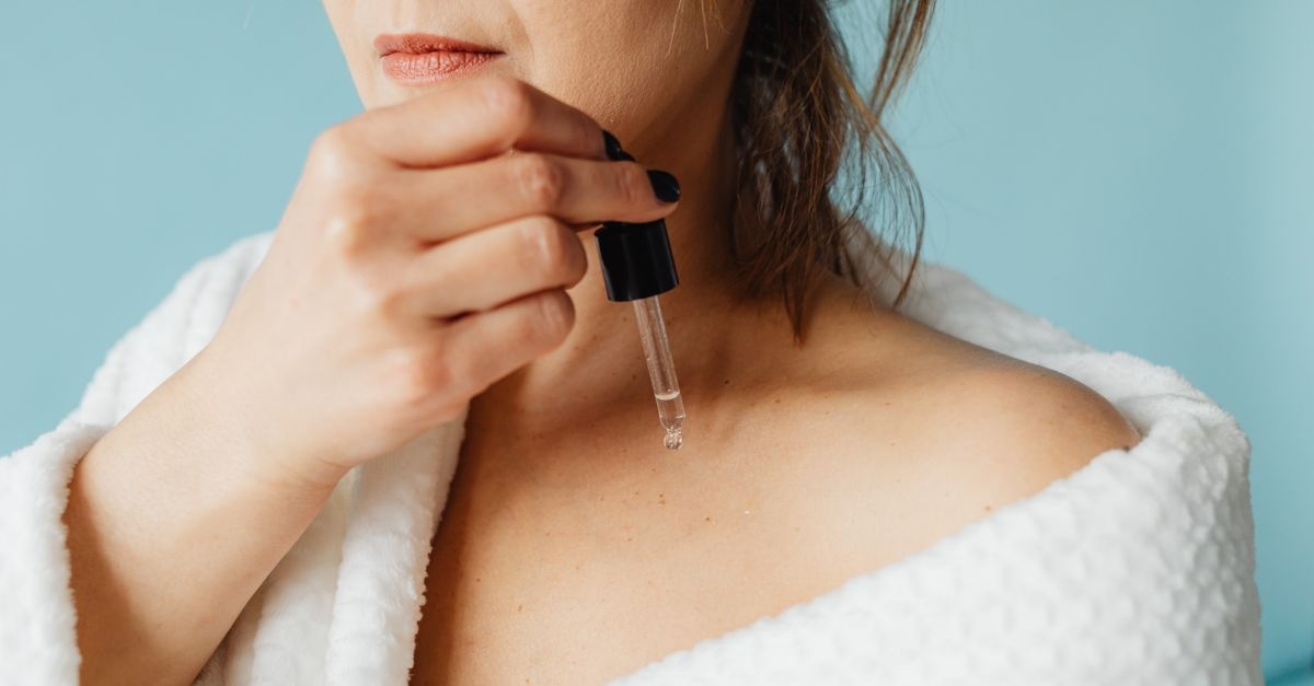 Spragniona skóra? Odkryj serum, które daje twarzy natychmiastowy zastrzyk nawilżenia
