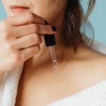 Spragniona skóra? Odkryj serum, które daje twarzy natychmiastowy zastrzyk nawilżenia