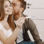 Pierwsze sygnały ciąży jeszcze przed miesiączką: na co zwrócić uwagę?
