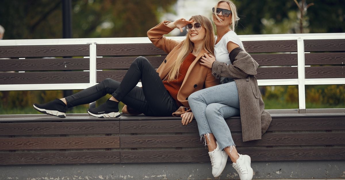 Co założyć na wyjście z przyjaciółmi? 10 stylizacji, które robią wrażenie (bez wysiłku)