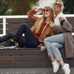 Co założyć na wyjście z przyjaciółmi? 10 stylizacji, które robią wrażenie (bez wysiłku)
