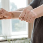 Spięte mięśnie? 9 sprawdzonych sposobów, by szybko poczuć ulgę i rozluźnienie