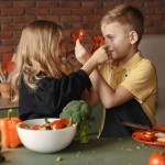 Zdrowe posiłki dla całej rodziny bez stresu: proste zasady, szybkie przepisy i sprytne triki
