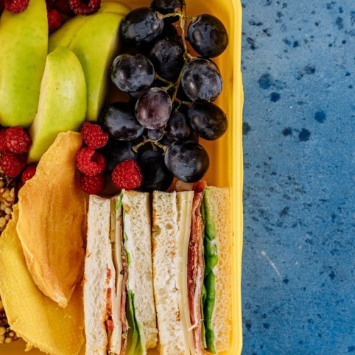 Lunchbox pełen białka: proste triki i pomysły na sycący posiłek do pracy lub szkoły